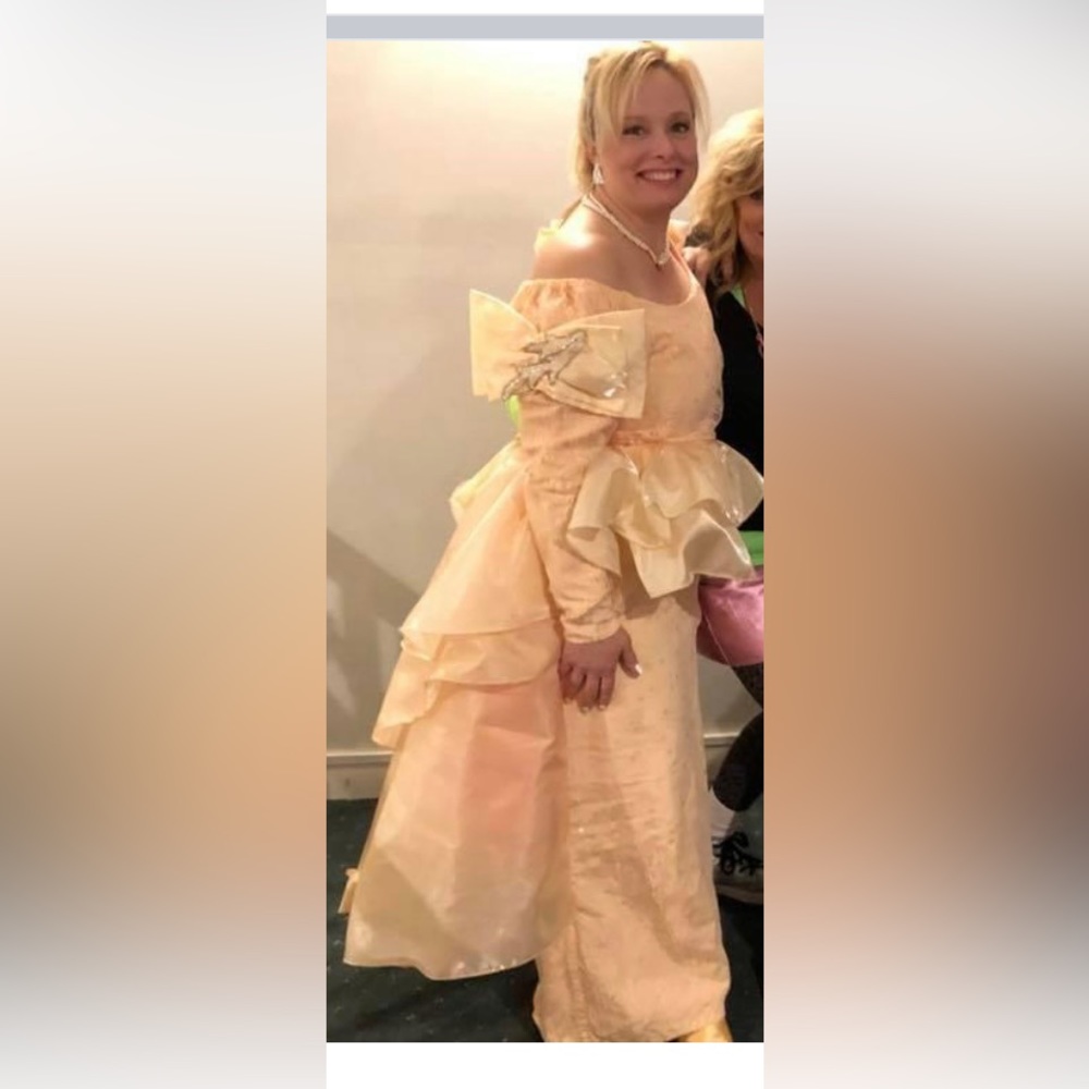 Vintage, 80’s/90’s lace/satin peach prom dress